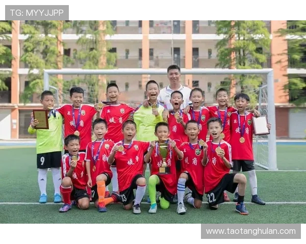 足球明星成长之路：从青训场到全球舞台的传奇历程